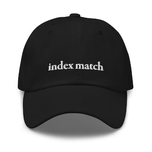 Puede incluir: Gorra de béisbol negra con texto bordado en blanco que dice "index match".