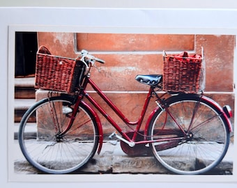 Tarjeta de felicitación con foto de bicicleta roja con cestas de mimbre – Erin Photos