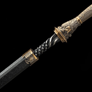 Puede incluir: Imagen detallada de una espada decorativa con empuñadura y hoja negras. La espada presenta adornos metálicos dorados con motivos de dragones. La hoja tiene un diseño retorcido único. La espada se encuentra sobre un fondo negro.