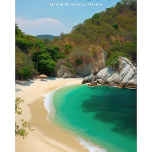 Puede incluir: Una vista panorámica de una cala de playa aislada en Huatulco, Oaxaca, México. El agua turquesa baña la costa de arena blanca, rodeada de exuberantes colinas verdes.