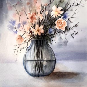 Puede incluir: Pintura a la acuarela de un jarrón de cristal transparente lleno de un ramo de flores y ramas. Las flores son en tonos melocotón, rosa y azul. El jarrón está sobre una superficie blanca contra un fondo suave y borroso.