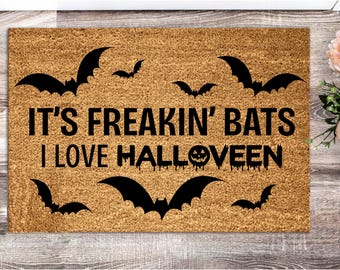 Rolig Halloween-dörrmatta: Det är jäkla fladdermöss, UV-bläcktryckt