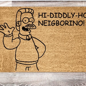 Puede incluir: Una alfombra de bienvenida marrón con un personaje de dibujos animados saludando y el texto "Hi-Diddly-Ho Neighborino!"