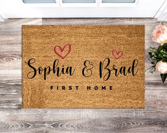 Felpudo personalizado para la primera casa con nombres y corazones - Regalo personalizado para un nuevo hogar - Regalo de boda personalizado - Felpudo de fibra de coco - Regalo de inauguración de casa,