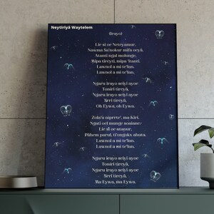 Può includere: Una stampa blu e nera con testo bianco su uno sfondo blu scuro. Il testo è una poesia in una lingua fittizia. La poesia è intitolata "Neytiriyä Waytelem" e "Urayo".