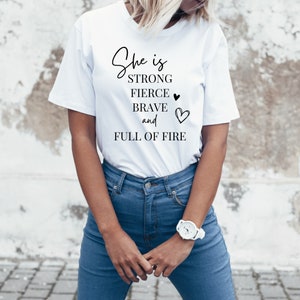 Sie ist Shirt, Empowerment Shirt, starkes Shirt, mutiges Shirt, heftiges Shirt, starkes Shirt, inspirierendes Shirt, Herz Shirt, voller Feuer Shirt