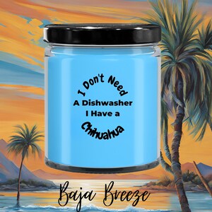以下が含まれることがあります： 白いラベルに「I Don't Need A Dishwasher I Have A Chihuahua」と「Baja Breeze」と書かれた青いキャンドル