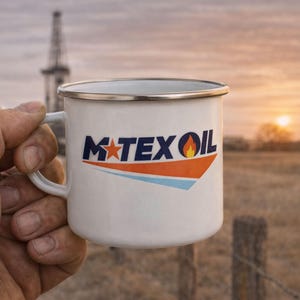 以下が含まれることがあります： 銀色の縁とハンドルが付いた白いエナメルマグ。マグには、青色の「M-TEX OIL」の文字と、赤い星と炎のグラフィックが描かれています。背景には夕焼けと石油掘削塔が写っています。