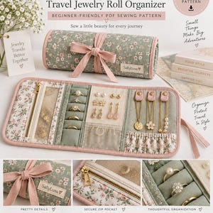 Puede incluir: Un patrón de costura para organizador de joyas de viaje SallyLuna en tela floral verde salvia con lazos rosas. El organizador abierto muestra un bolsillo de malla con cremallera, rollos para anillos, pestañas para pendientes y correas.