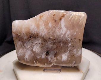 ¡Ágata con punta de cementerio pulida y en relieve!