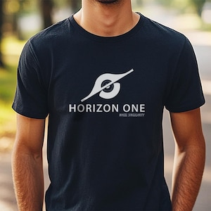 Könnte beinhalten: Schwarzes T-Shirt mit weißem Grafikdesign und dem Text "HORIZON ONE" über "WHEEL SINGULARITY". Das Design zeigt eine stilisierte augenähnliche Form mit einer Linie. Das Shirt hat einen Rundhalsausschnitt.