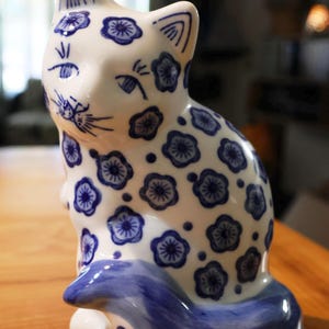 Seymour Mann Blue & White Porcelain Cat Figurine – 10” Tall Chinoiserie Decor