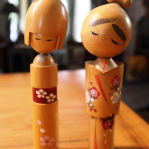 Pair of Vintage Japanese Kokeshi Dolls – Handcrafted Wood Figures, Signed Bases, Floral Kimono Details, Collectible Home Decor