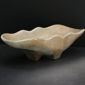 McCoy Pottery Console Bowl: 1950s Wavy Rim Footed Planter, Off-White Gold Speckle MCM