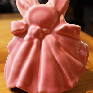 Vintage Pink Ceramic Wall Pocket | Mid-Century Bow Planter | Retro Girl Dress Vase | 1950s Kitsch Home Decor | Shabby Chic Accent