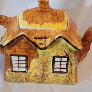 Kensington Ye Olde Cottage teapot and lid, discontinued piece, holds 3 cups, British charm, Made in England, cottage decor