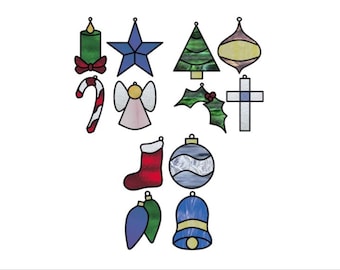 Könnte beinhalten: Ein Set mit 12 Weihnachtsornamenten aus Buntglas mit verschiedenen Designs, darunter ein Stern, ein Baum, eine Glocke, ein Strumpf, ein Zuckerstange, eine Kerze, ein Engel, ein Stechpalmenzweig, ein Kreuz und drei verschiedene Kugeln.