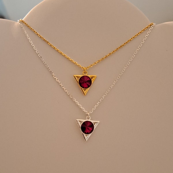 Collier pendentif triangle orné d'un cristal rouge