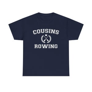 Peut inclure: T-shirt bleu marine avec l'inscription blanche "COUSINS ROWING". Le mot "COUSINS" est arqué au-dessus d'un graphisme de rames croisées et d'une couronne de laurier. Le mot "ROWING" est centré en dessous.