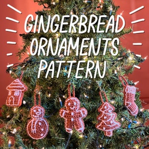 Peut inclure: Gros plan d'un sapin de Noël décoré d'ornements en crochet en forme de pain d'épices. Les ornements comprennent un bonhomme en pain d'épices, une maison en pain d'épices, un bonhomme de neige et un sapin en pain d'épices. Le texte "Gingerbread Ornaments Pattern" est écrit sur l'arbre.