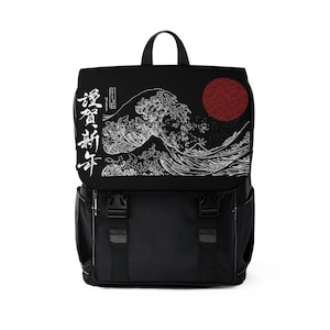 Może przedstawiać: Czarny plecak z płótna z białym nadrukiem dużej fali i czerwonego słońca. Nadruk zawiera również tekst japoński.