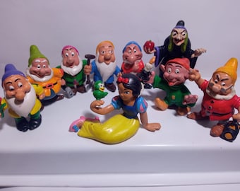 9 Nice collectible figures of SNOW WHITE and the 7 DWARFS from the 70s.