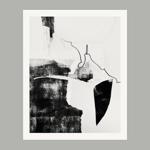 Peut inclure: Une impression d'art rectangulaire verticale présentant une composition en noir et blanc. Le design associe des blocs noirs texturés solides à une fine ligne noire continue qui serpente sur le fond blanc, formant des formes abstraites.