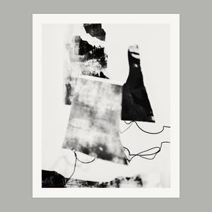 Peut inclure: Une impression d'art en noir et blanc présentant des éléments de collage abstraits avec des textures de papier déchiré, des formes sombres semblables à de l'encre et de fines lignes noires dessinées à la main sur un fond blanc.