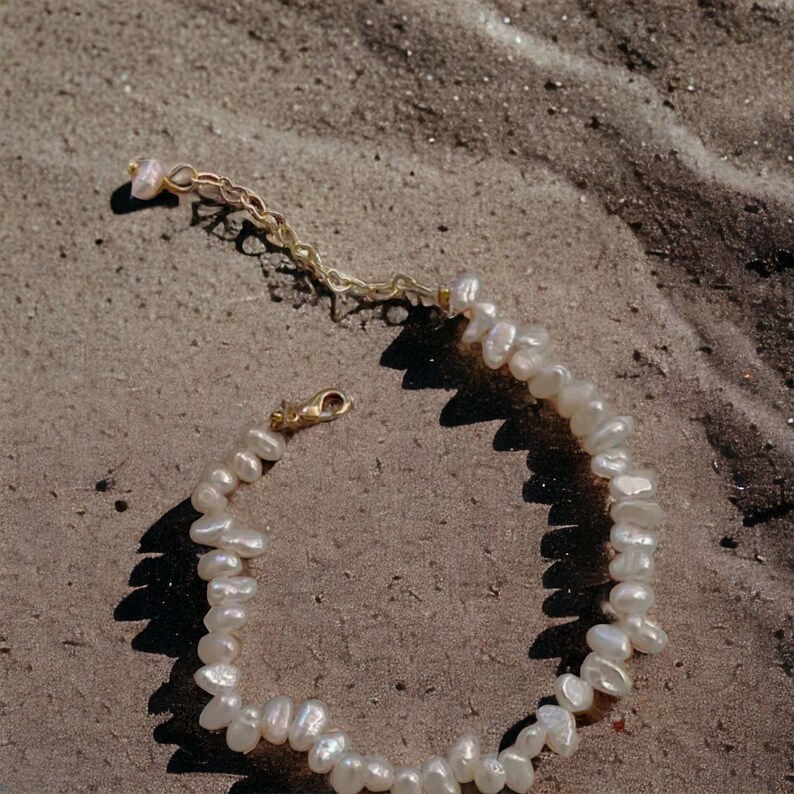 Zierliches 18k Vergoldetes Naturweißes Süßwasserperlenarmband Bild 4