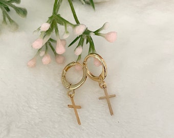 Boucles d'oreilles créoles croix plaquées or : bijoux chrétiens