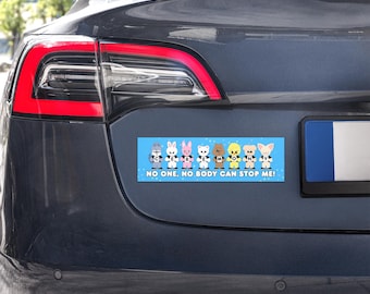 Könnte beinhalten: Rechteckiger Autoaufkleber mit Cartoon-Tierfiguren auf blauem Hintergrund. Der Aufkleber trägt den Text "NO ONE, NO BODY CAN STOP ME!". Die Tiere umfassen einen Pinguin, Kaninchen, Bären und einen Fuchs.