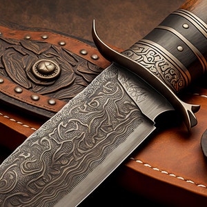 Könnte beinhalten: Nahaufnahme eines dekorativen Messers mit einer kunstvoll gravierten Klinge und einem Holzgriff mit einem Metallband. Die Klinge hat ein detailliertes Blumenmuster und der Griff ist in Schwarz und Silber gehalten.