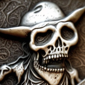 Könnte beinhalten: Ein silberner Schädel, der einen Cowboyhut mit einem detaillierten Design trägt. Der Schädel hat einen weit geöffneten Mund mit sichtbaren Zähnen.