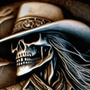 Könnte beinhalten: Ein Schädel, der einen braunen Cowboyhut mit weißem Rand und langen, fließenden weißen Haaren trägt. Der Schädel hat ein zahniges Grinsen und trägt eine braune Lederweste.