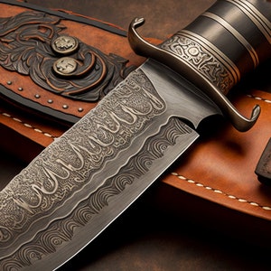 Könnte beinhalten: Nahaufnahme eines detaillierten, verzierten Messers mit einer silbernen Klinge und einem schwarzen und silbernen Griff. Die Klinge hat ein dekoratives Muster und der Griff ist aufwendig graviert. Das Messer liegt auf einer braunen Lederscheide.