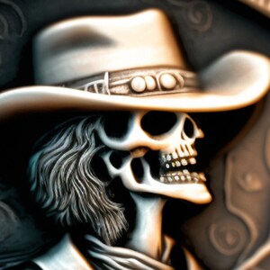Könnte beinhalten: Ein silberner Schädel, der einen weißen Cowboyhut mit braunem Band und silbernen Nieten trägt. Der Schädel hat eine lange, fließende Haarmähne und ein zahniges Grinsen.
