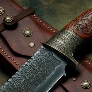 Könnte beinhalten: Nahaufnahme eines Jagdmessers mit braunem Holzgriff und aufwendigen Metallarbeiten. Die Klinge ist mit einem wirbelnden Muster verziert und der Griff hat eine Messingband mit einem gravierten Design.