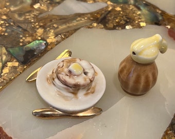vintage 1950s arcadia mini stack of pancakes and syrup salt & pepper shakers / mcm salt and pepper / miniature pancake decor / miniatures