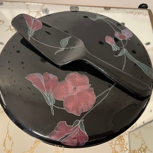 vintage Mikasa Kuchenplatte / Tortenheber - Opus Black Tango / 1980er Tortenplatte / Tortenplatte mit rosa Blumen und Grün / Fine Bone China