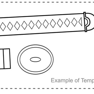 Puede incluir: Un dibujo en blanco y negro de una espada con un patrón de diamantes en el mango y una empuñadura redonda. La espada está sobre una mesa con un pequeño objeto rectangular y un objeto redondo con un agujero en el centro. El texto "Ejemplo de plantilla" está escrito debajo de la imagen.