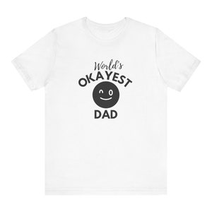 Glücklicher Vatertag Shirt Geschenk Spaß Grafikdruck Der Okayest Dad der Welt Perfektes glückliches Vatergeschenk, um Dad zum Lachen zu bringen, hergestellt aus komfortabler Baumwolle