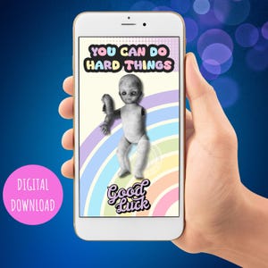 Cartão digital de incentivo fofo e assustador | Mensagem de texto "Você consegue fazer coisas difíceis" | Cartão de boa sorte para download instantâneo | Estética de boneca vintage