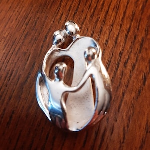 Vintage Modernist Silver  Family of Four Circle Pendant/Pin, Family Holding Hands in Circle Brooch, Gift for Mom