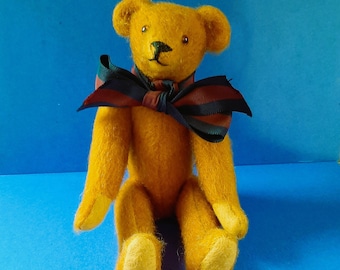 Vintage pequeño oso de peluche articulado marrón naranja con ojos de vidrio ámbar y patas de fieltro, osito de peluche pequeño coleccionable, osito de peluche pequeño y delgado con arco