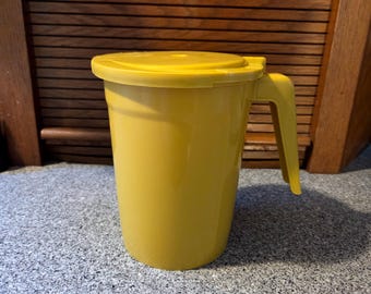 Vintage Yellow 28 oz Hard Plastic Measuring Pitcher w Insert:  Retro 1960's Kitchenware