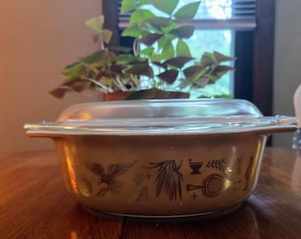 Early American 1.5 Quart Pyrex Casserole Dish Lidded:  Vintage Cookware