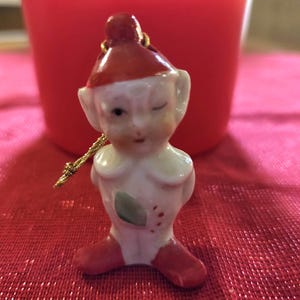 Campana de duendecillo guiñando el ojo de mediados de siglo con gorra y zapatos rojos, campana de porcelana de elfo de los años 50, adorno navideño vintage de duendecillo, decoración retro de elfo.