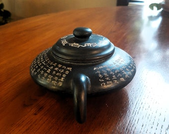 中国急須 Vintage Signed Yixing Clay Teapot: Dark Blue Chinese Calligraphy