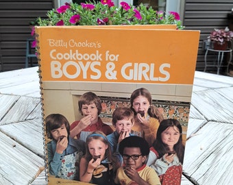 Betty Crocker's Cookbook for Boys & Girls Spiral Bound Second Printing 1976 Golden Press NY, Vintage Junior Cookbook for Children