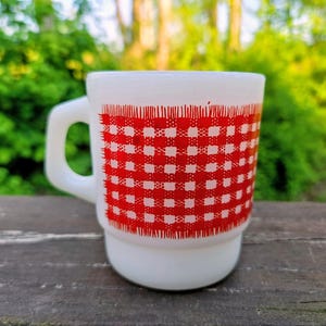 Anchor Hocking Fire King Milchglasbecher mit rot-weißem Vichykaro-Muster: Vintage Stapelbecher